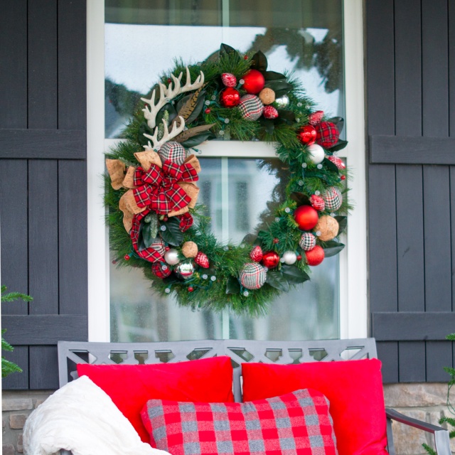How to decorate a christmas wreath